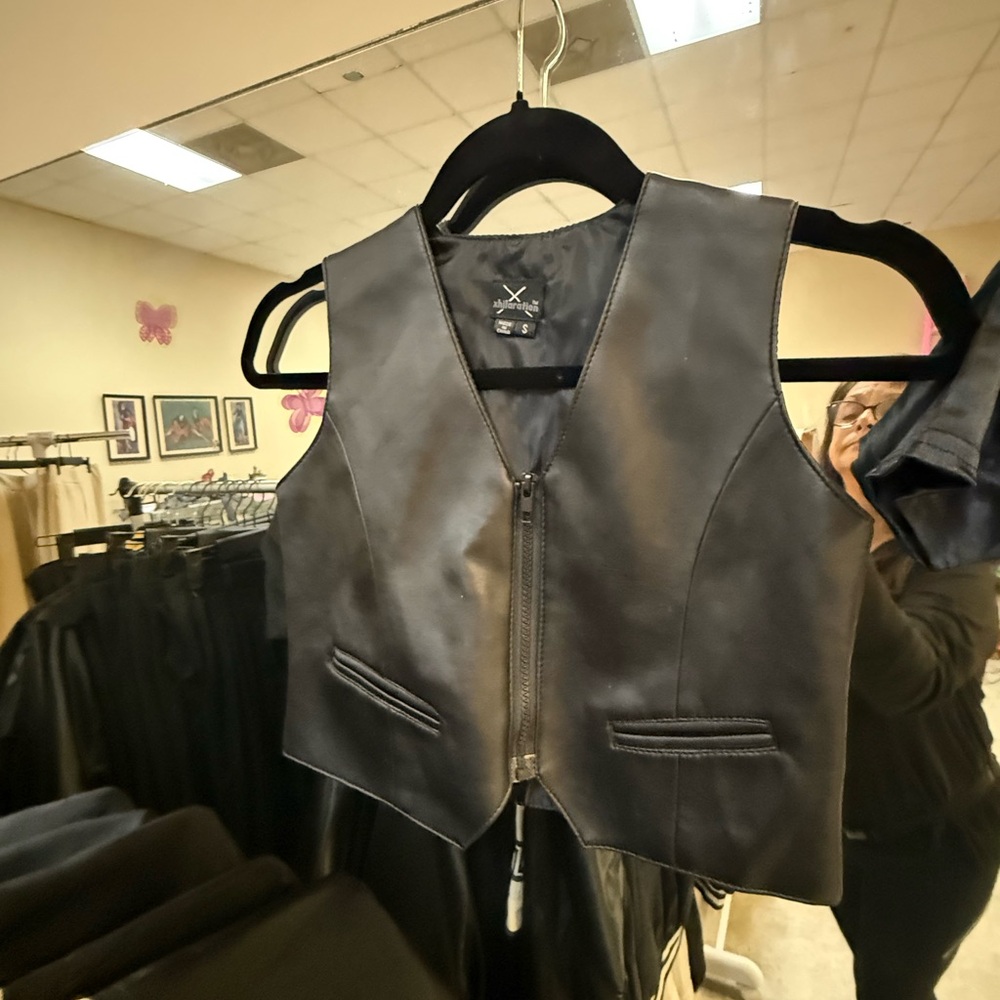 Stylish Black Leather Vest with Zipper